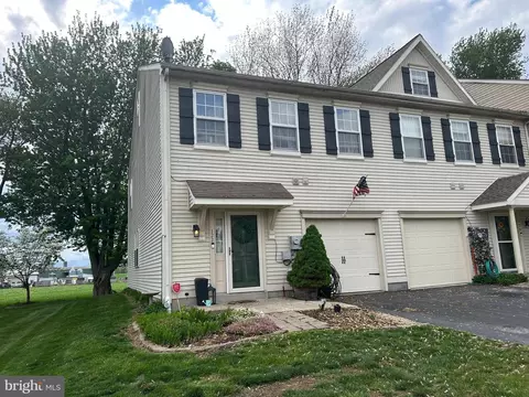 122 Red Oak Ct, Honey Brook, PA 19344