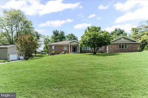 5 Reds Ln, West Grove, PA 19390