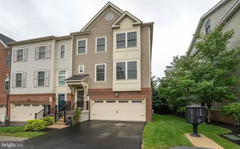 210 Skylar Ln, Wayne, PA 19087