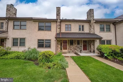 28 Woodstream Dr, Chesterbrook, PA 19087