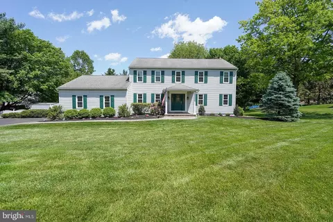 12 Meadow Woods Ln, West Grove, PA 19390