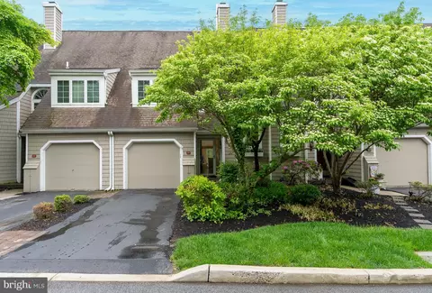 39 Newport Dr, Chesterbrook, PA 19087
