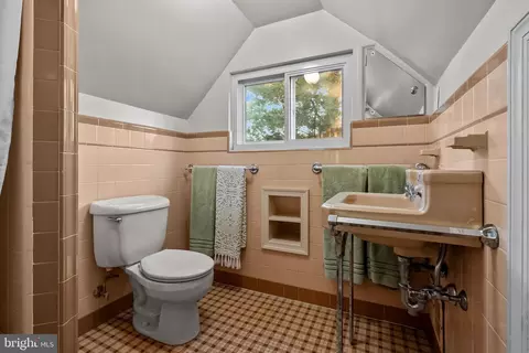 Bath - 12 Chestnut Ln, Wayne, PA 19087 photo 4 of 4
