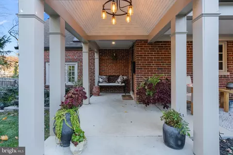 Exterior - 12 Chestnut Ln, Wayne, PA 19087 photo 6 of 13