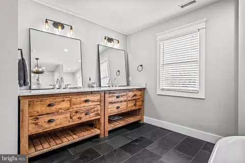 Bath - 864 Monteith Dr, Wayne, PA 19087 photo 4 of 7