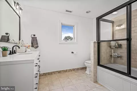 Bath - 864 Monteith Dr, Wayne, PA 19087 photo 5 of 7
