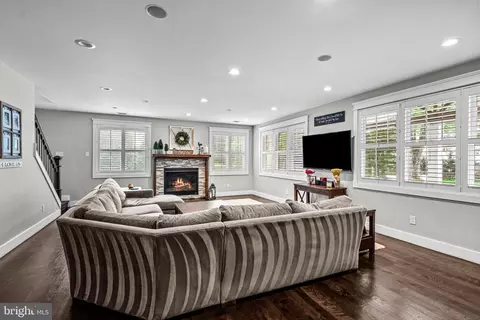 Living - 864 Monteith Dr, Wayne, PA 19087 photo 1 of 2