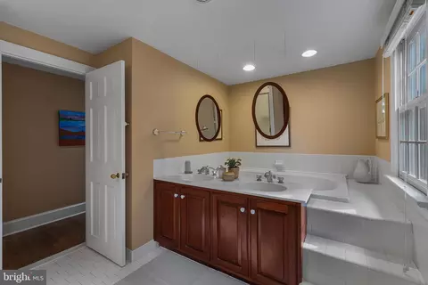 Bath - 410 Heatherwood Ln, Devon, PA 19333 photo 1 of 2