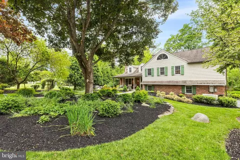 Exterior - 410 Heatherwood Ln, Devon, PA 19333 photo 6 of 8