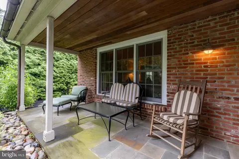 Exterior - 410 Heatherwood Ln, Devon, PA 19333 photo 2 of 8
