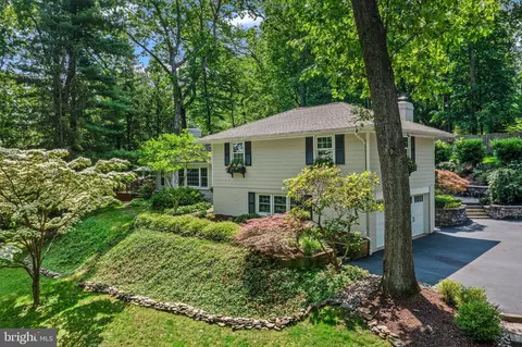 Exterior - 420 Saunders Dr, Wayne, PA 19087 photo 3 of 26