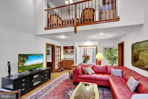 Living - 586 Berwyn Baptist Rd, Devon, PA 19333 photo 2 of 4