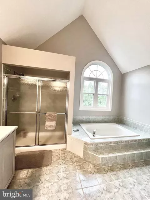 Bath - 8 Corbin Dr, Exton, PA 19341 photo 2 of 9