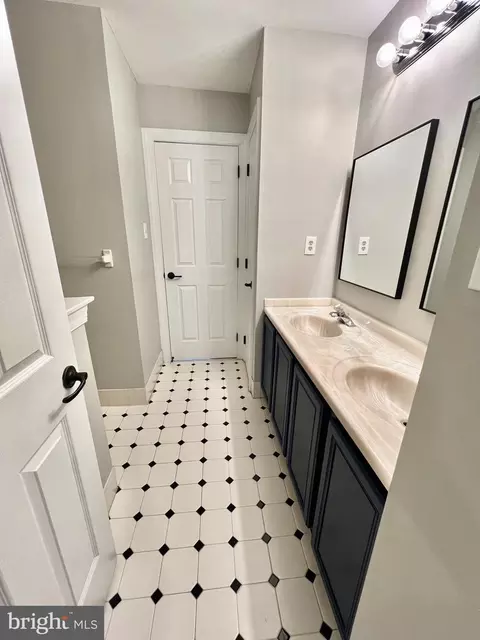 Bath - 8 Corbin Dr, Exton, PA 19341 photo 4 of 9