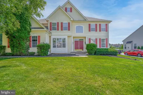 222 Honey Locust Dr, Avondale, PA 19311