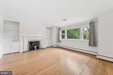 Living - 551 Barton Ln, Wayne, PA 19087 photo 2 of 6