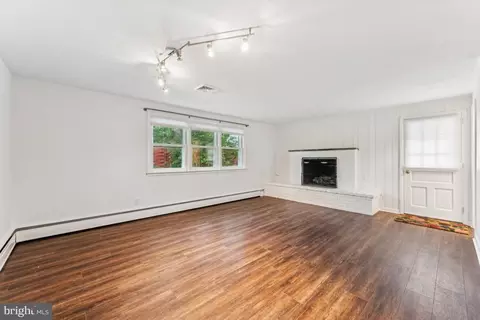 Living - 551 Barton Ln, Wayne, PA 19087 photo 5 of 6