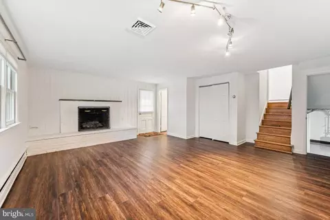 Living - 551 Barton Ln, Wayne, PA 19087 photo 6 of 6