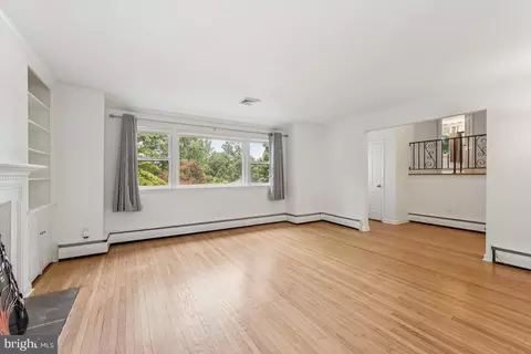 Living - 551 Barton Ln, Wayne, PA 19087 photo 3 of 6
