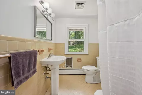 Bath - 551 Barton Ln, Wayne, PA 19087 photo 2 of 2