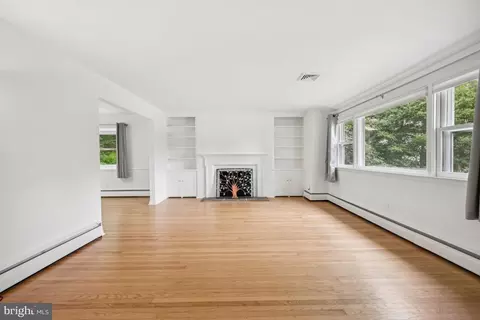 Living - 551 Barton Ln, Wayne, PA 19087 photo 1 of 6