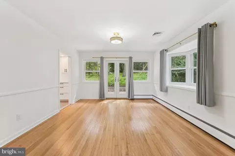 Living - 551 Barton Ln, Wayne, PA 19087 photo 4 of 6