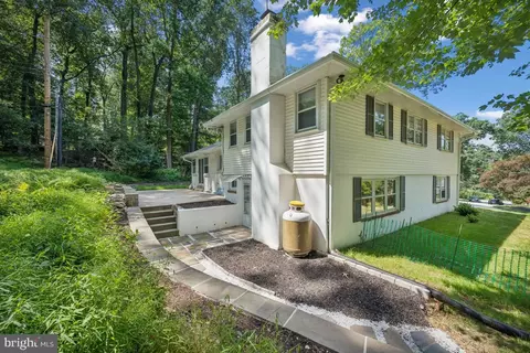 Exterior - 551 Barton Ln, Wayne, PA 19087 photo 4 of 5