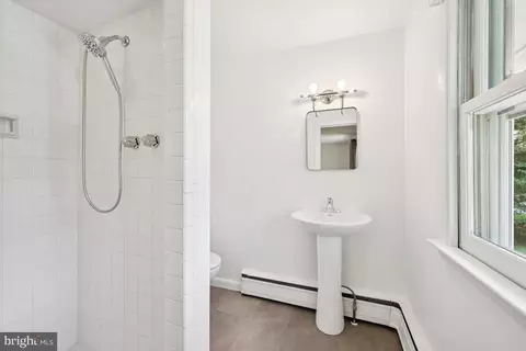 Bath - 551 Barton Ln, Wayne, PA 19087 photo 1 of 2