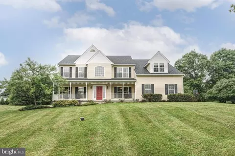 66 Light Farm Dr, Cochranville, PA 19330