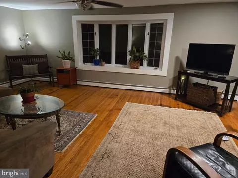 Living - 1086 Townsend Cir, Wayne, PA 19087 photo 9 of 11