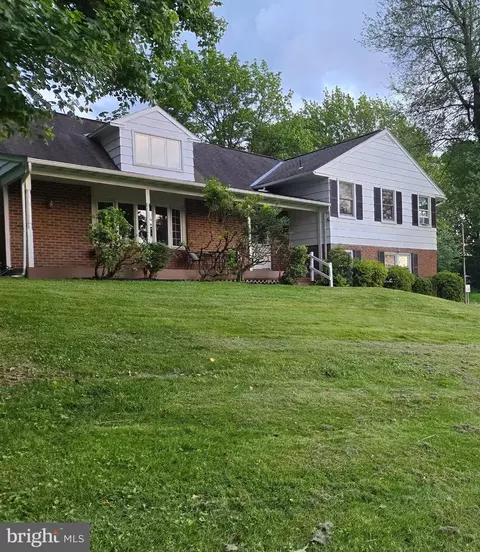 Exterior - 1086 Townsend Cir, Wayne, PA 19087 photo 2 of 7