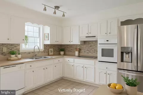 Kitchen - 1086 Townsend Cir, Wayne, PA 19087 photo 4 of 4