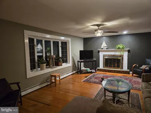 Living - 1086 Townsend Cir, Wayne, PA 19087 photo 7 of 11