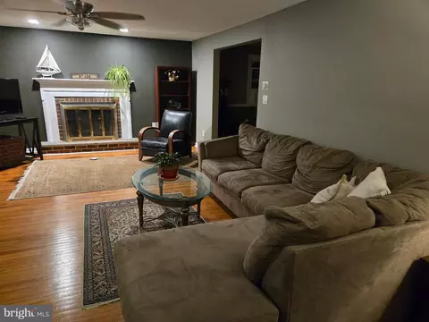 Living - 1086 Townsend Cir, Wayne, PA 19087 photo 10 of 11