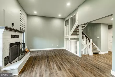 Living - 30 Scott Ct, Chesterbrook, PA 19087 photo 5 of 6