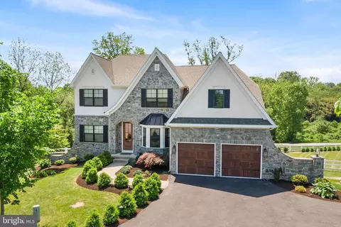 16 Autumn Blaze Ln, West Grove, PA 19390