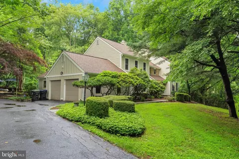 1067 Heartsease Dr, West Chester, PA 19382