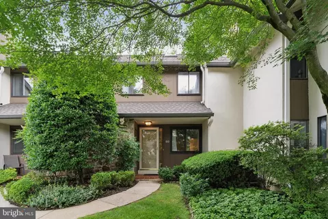60 Oak Knoll Dr #60, Berwyn, PA 19312