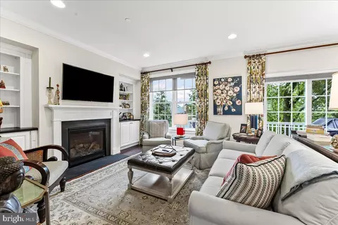 Living - 4 Parkview Cir, Wayne, PA 19087 photo 2 of 3