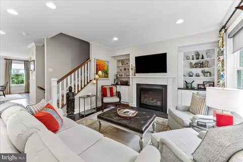 Living - 4 Parkview Cir, Wayne, PA 19087 photo 1 of 3