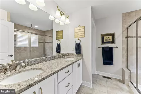Bath - 4 Parkview Cir, Wayne, PA 19087 photo 1 of 3