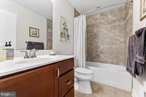 Bath - 4 Parkview Cir, Wayne, PA 19087 photo 2 of 3
