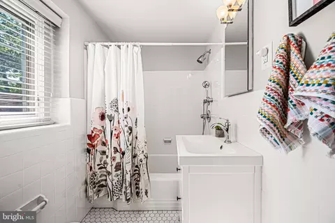 Bath - 79 Crestline Rd, Wayne, PA 19087 photo 3 of 4