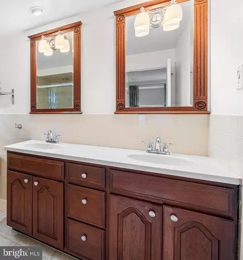 Bath - 223 Country Gate Rd, Wayne, PA 19087 photo 2 of 3