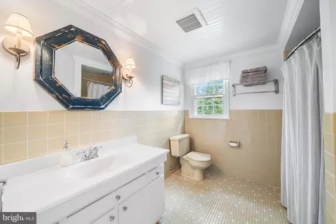 Bath - 223 Country Gate Rd, Wayne, PA 19087 photo 3 of 3