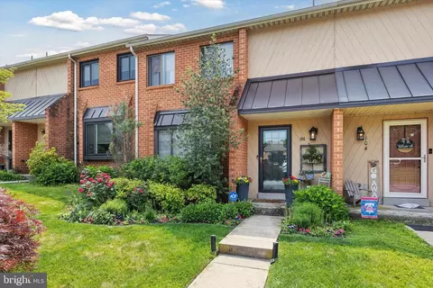 106 Caernarvon Ct, Exton, PA 19341