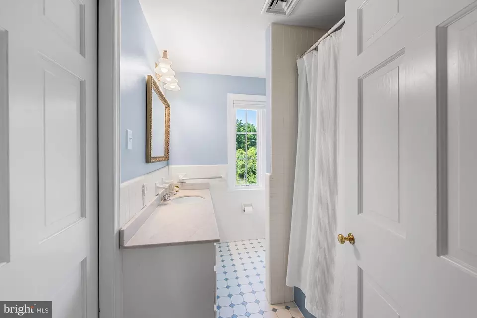 Bath - 1263 Argyle Rd, Berwyn, PA 19312 photo 3 of 6