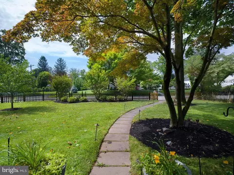 Exterior - 499 Woodcrest Rd, Wayne, PA 19087 photo 16 of 19