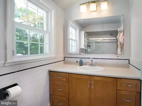 Bath - 499 Woodcrest Rd, Wayne, PA 19087 photo 2 of 3