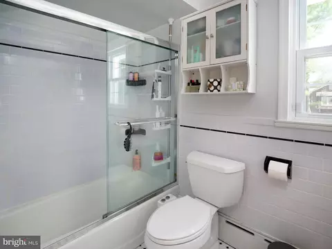 Bath - 499 Woodcrest Rd, Wayne, PA 19087 photo 3 of 3